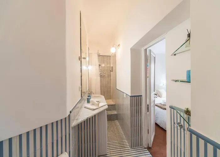 Trevi Domus Avignonesi * Rome