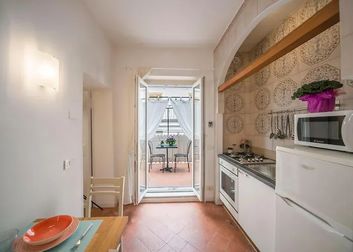 Trevi Domus Avignonesi * Rome